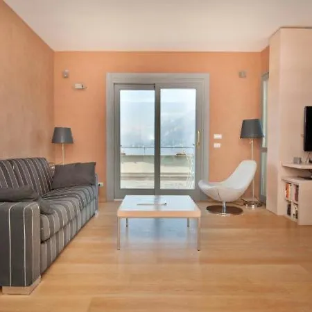 Fiumelatte Sleeps 10 Air Con Daire Varenna